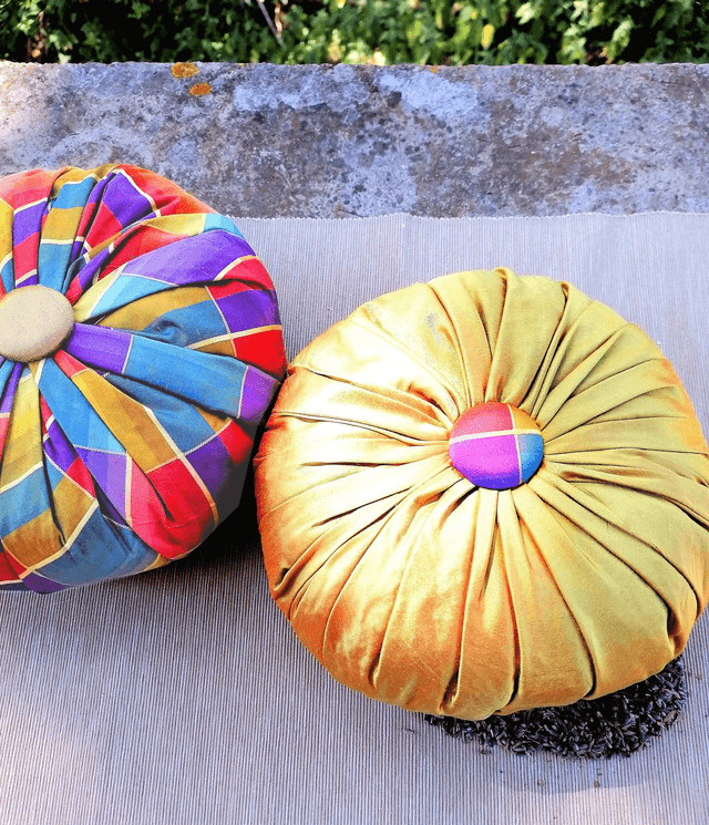 Beau Coussin en Soie garnis de Lavande