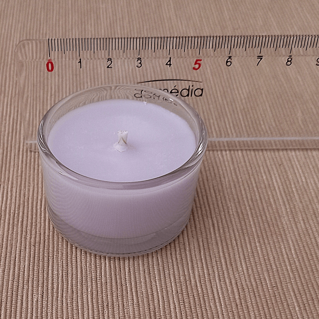 Une petite bougie votive Lulu Lavande à la cire de soja et à la lavande.