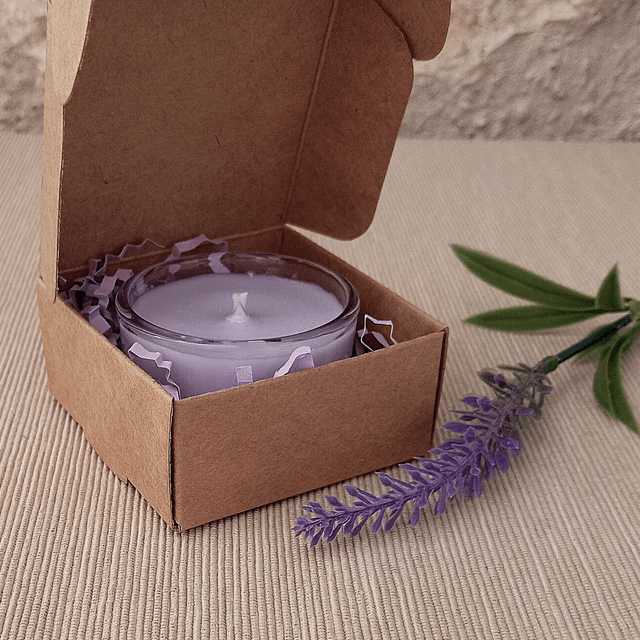 Une petite bougie votive Lulu Lavande à la cire de soja et à la lavande.