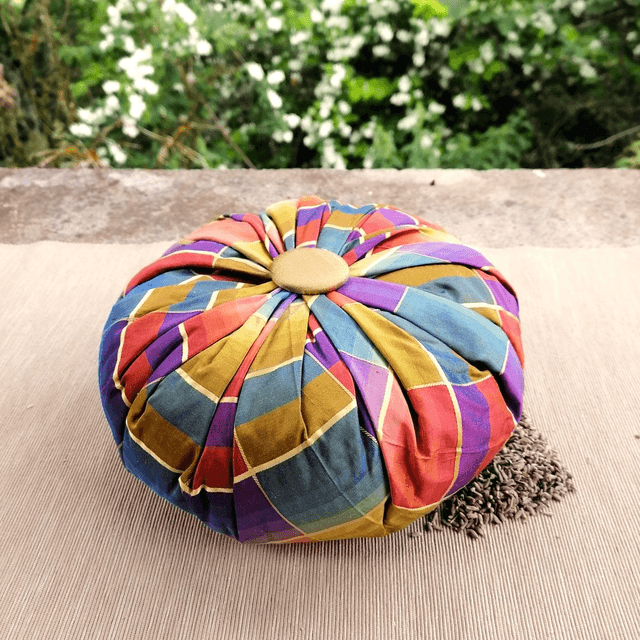 Beau Coussin en Soie garnis de Lavande
