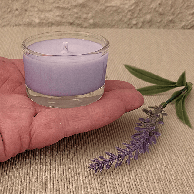 Une petite bougie votive Lulu Lavande à la cire de soja et à la lavande.