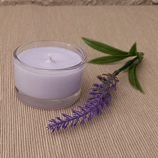 Une petite bougie votive Lulu Lavande à la cire de soja et à la lavande.