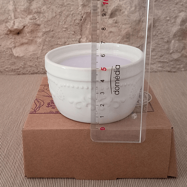 Une bougie Lulu Lavande de 125g à la cire de soja et à la lavande.