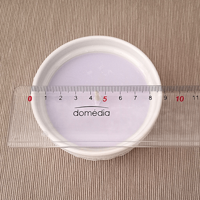 Une bougie Lulu Lavande de 125g à la cire de soja et à la lavande.