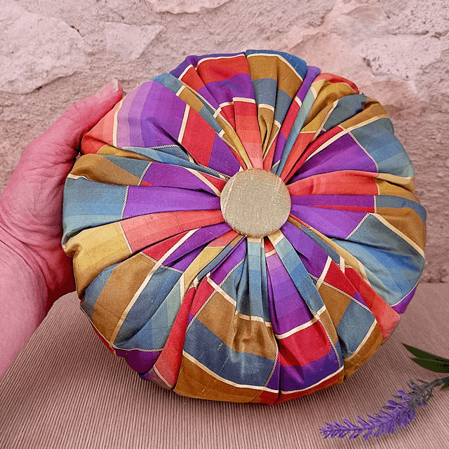 Beau Coussin en Soie garnis de Lavande