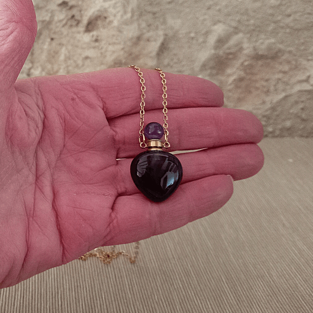 Petit coeur en quartz améthyste contenant de l'huile essentielle de lavande